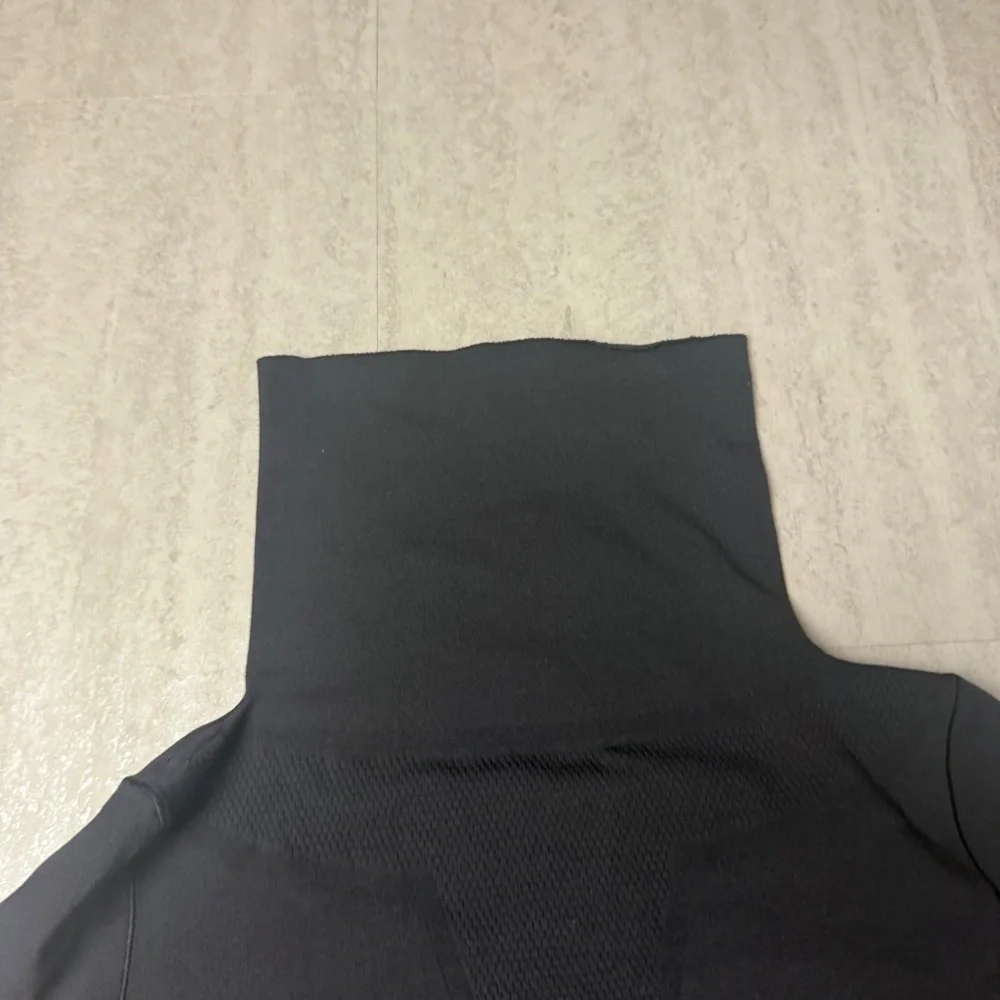 Ivivva by lululemon cropped turtleneck tech top dance top shirt